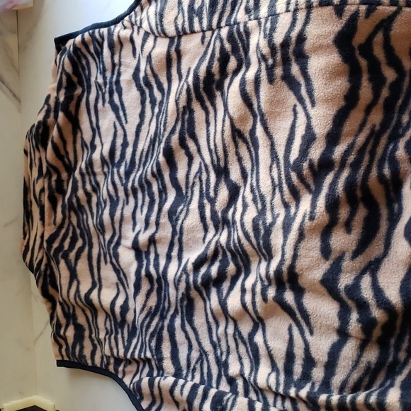 Amazon Essentials Classic-Fit Polar Soft Fleece Vest in Animal Print Size 3X - Picture 9 of 10